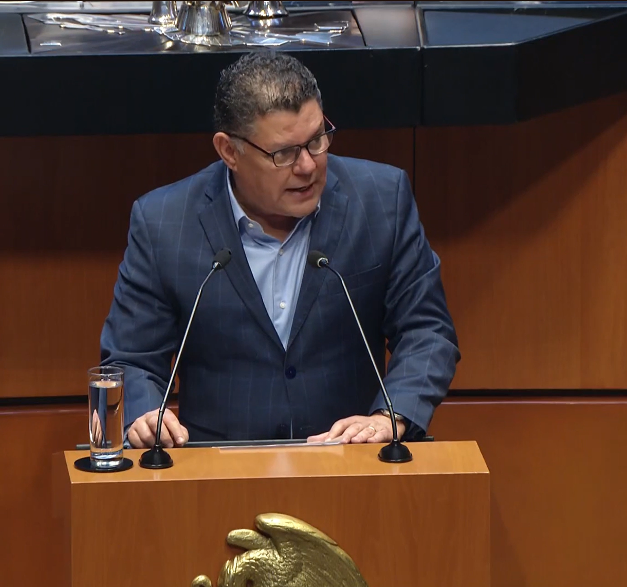 Virgilio Mendoza Amezcua durante una sesión de trabajo en el Senado de la República