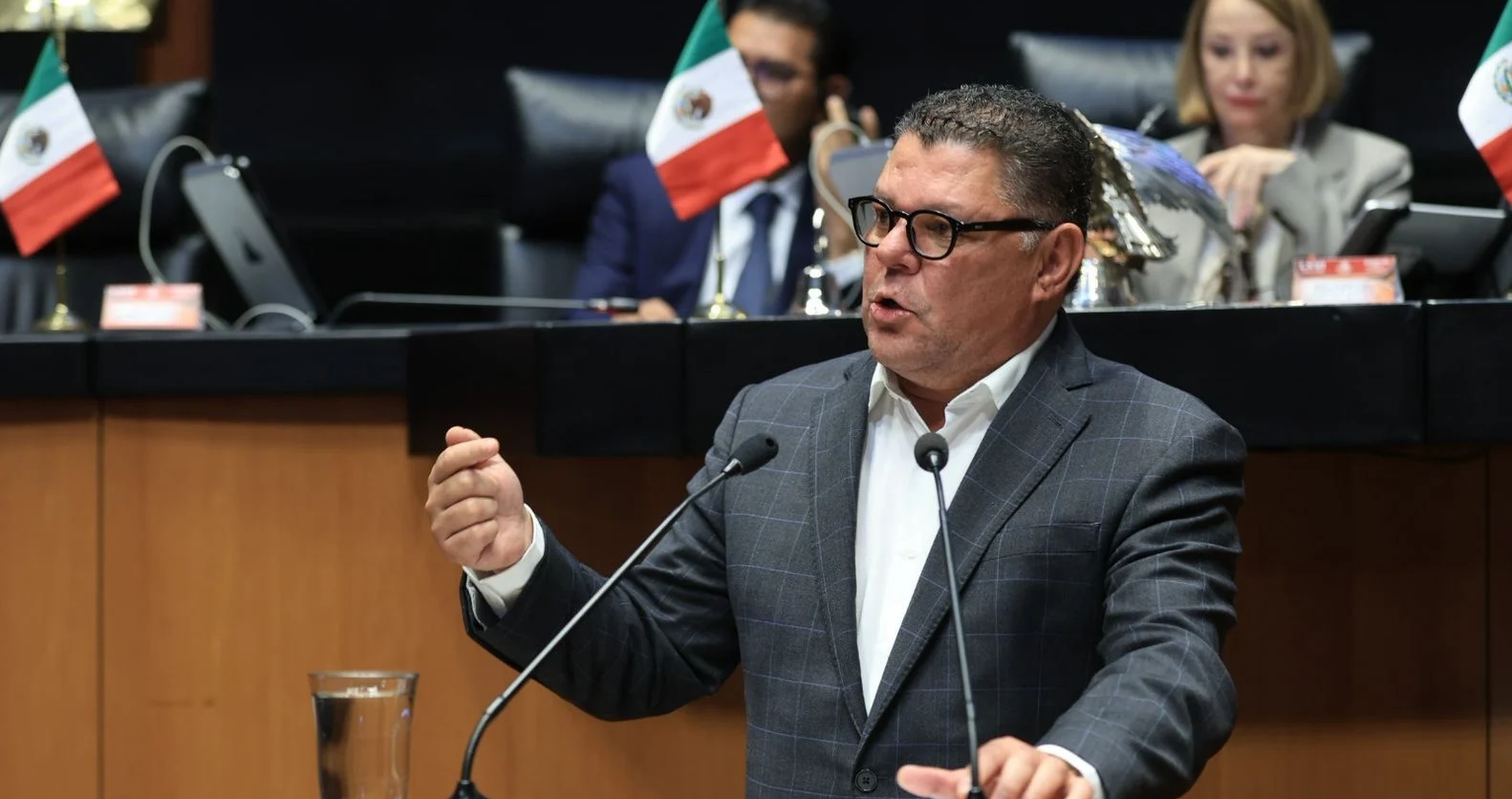 Virgilio Mendoza Amezcua durante el trabajo legislativo en el Senado de la República