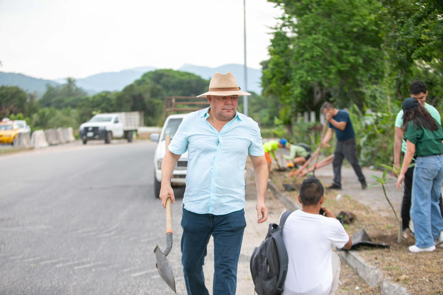 Virgilio Mendoza Amezcua durante un recorrido y conversación con vecinas y vecinos